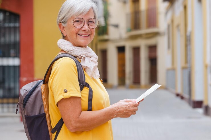 atraente-viajante-senior-despreocupada-carregando-mochila-visitando-a-cidade-velha-de-sevilha-sorrindo-senhora-idosa-desfrutando-de-viagens-e-descobertas_465191-7053